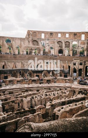 Panoramablick auf das Kolosseum in Rom, Italien an einem klaren, hellen Tag Stockfoto