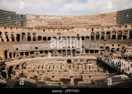 Panoramablick auf das Kolosseum in Rom, Italien an einem klaren, hellen Tag Stockfoto