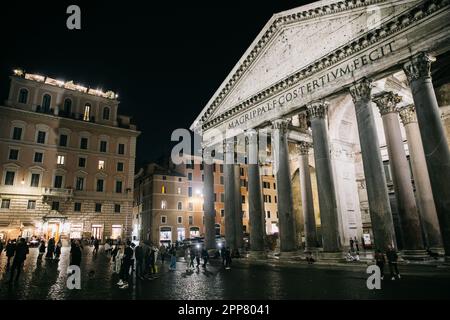 Blick auf das Pantheon in Rom, Italien bei Nacht, während es in Europa beleuchtet ist Stockfoto