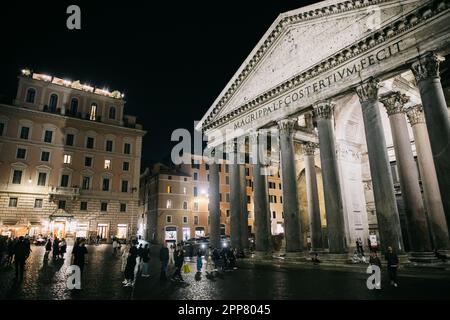 Blick auf das Pantheon in Rom, Italien bei Nacht, während es in Europa beleuchtet ist Stockfoto