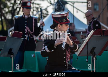 Musiker der italienischen Armeeband treten während der Zeremonie auf . Figuren aus der ganzen Welt, die durch ihre Leidenschaft für die Welt des antiken Roms vereint sind, haben ein altes Dorf am Circus Maximus gegründet, um den 2776. Jahrestag der Gründung Roms zu feiern. An der von der Gruppo Storico Romano, einer gemeinnützigen Kulturvereinigung, die 1994 aus Leidenschaft für das antike Rom geboren wurde, organisierten Veranstaltung nahmen in diesem Jahr 2500 Nachspieler Teil, die 80 Verbänden aus 16 Nationen angehören. Die meisten Reendarsteller kommen aus Spanien. Der Tag endet mit einem Konzert der italienischen Armeeband. Stockfoto