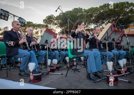 Musiker der italienischen Armeeband, die während der Veranstaltung gesehen wurden. Figuren aus der ganzen Welt, die durch ihre Leidenschaft für die Welt des antiken Roms vereint sind, haben ein altes Dorf am Circus Maximus gegründet, um den 2776. Jahrestag der Gründung Roms zu feiern. An der von der Gruppo Storico Romano, einer gemeinnützigen Kulturvereinigung, die 1994 aus Leidenschaft für das antike Rom geboren wurde, organisierten Veranstaltung nahmen in diesem Jahr 2500 Nachspieler Teil, die 80 Verbänden aus 16 Nationen angehören. Die meisten Reendarsteller kommen aus Spanien. Der Tag endet mit einem Konzert der italienischen Armeeband. Stockfoto