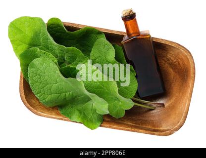 Flasche Burdock-Infusion, ätherisches Öl oder Tinktur und Blätter in Schüssel, isoliert. Draufsicht. Flach verlegt. Stockfoto
