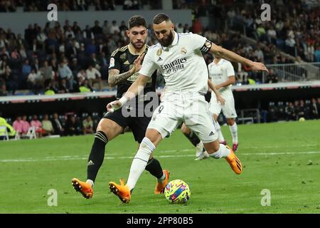 Madrid, Spanien. 22. April 2023. Real Madrids Karim Benzema (R) in Aktion am Spieltag La Liga 30 zwischen Real Madrid und Celta im Santiago Bernabeu Stadion in Madrid, Spanien, am 22. April 2023. Kredit: Edward F. Peters/Alamy Live News Stockfoto