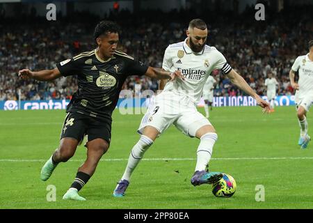 Madrid, Spanien. 22. April 2023. Real Madrids Karim Benzema (R) und Celta's Renato Tapia in Aktion während des La Liga Match Day 30 zwischen Real Madrid und Celta im Santiago Bernabeu Stadion in Madrid, Spanien, am 22. April 2023. Kredit: Edward F. Peters/Alamy Live News Stockfoto