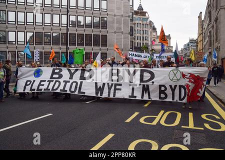 London, Großbritannien. 22. April 2023 Tausende von Menschen marschierten durch Westminster, um gegen die Zerstörung der Natur, den Verlust der Artenvielfalt und den Klimawandel am Tag der Erde und am zweiten Tag des viertägigen Protests zu protestieren, der von der Extinction Rebellion und zahlreichen anderen Gruppen organisiert wurde. Kredit: Vuk Valcic/Alamy Live News Stockfoto