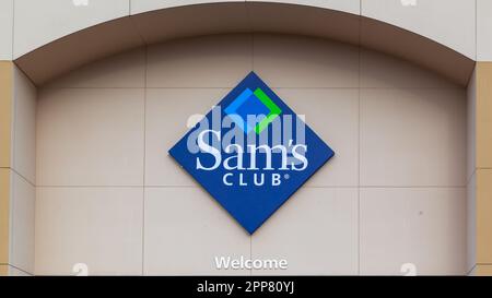 Nahaufnahme des Schilds des Sam's Club Store auf dem Gebäude in Saint Louis, MO, USA. Stockfoto