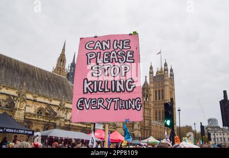 London, Großbritannien. 22. April 2023 Demonstranten auf dem Parlamentsplatz. Tausende von Menschen marschierten durch Westminster, um gegen die Zerstörung der Natur, den Verlust der Artenvielfalt und den Klimawandel am Tag der Erde und am zweiten Tag des viertägigen Protests zu protestieren, der von der Extinction Rebellion und zahlreichen anderen Gruppen organisiert wurde. Kredit: Vuk Valcic/Alamy Live News Stockfoto