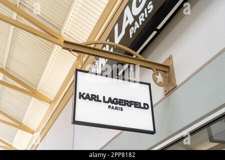 Nahaufnahme eines Karl Lagerfeld Ladenschildes ist in einem Outlet-Einkaufszentrum in Houston, Texas, USA, zu sehen Stockfoto
