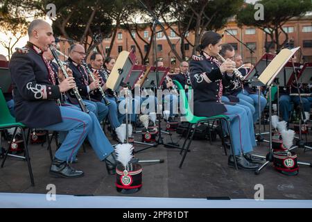 Musiker der italienischen Armeeband, die während der Veranstaltung gesehen wurden. Figuren aus der ganzen Welt, die durch ihre Leidenschaft für die Welt des antiken Roms vereint sind, haben ein altes Dorf am Circus Maximus gegründet, um den 2776. Jahrestag der Gründung Roms zu feiern. An der von der Gruppo Storico Romano, einer gemeinnützigen Kulturvereinigung, die 1994 aus Leidenschaft für das antike Rom geboren wurde, organisierten Veranstaltung nahmen in diesem Jahr 2500 Nachspieler Teil, die 80 Verbänden aus 16 Nationen angehören. Die meisten Reendarsteller kommen aus Spanien. Der Tag endet mit einem Konzert der italienischen Armeeband. (Foto Stockfoto