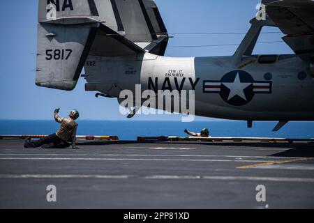 230421-N-ZQ263-1017 SÜDCHINESISCHES MEER (21. APRIL 2023) USA Marinesoldaten geben das Signal, eine E-2C Hawkeye von den „Sun Kings“ des Flugzeugträgers VAW 116 vom Cockpit des Flugzeugträgers USS Nimitz (CVN 68) zu starten. Nimitz ist in der US-7.-Flotte und führt Routineeinsätze durch. 7. Fleet sind die USA Die größte Flotte der Navy, die mit einer Anzahl von Flotten ausgestattet ist, interagiert und arbeitet regelmäßig mit Verbündeten und Partnern zusammen, um eine freie und offene Region im Indo-Pazifik zu erhalten. (USA Marinebild von Mass Communication Specialist 3. Class Kenneth Lagadi) Stockfoto