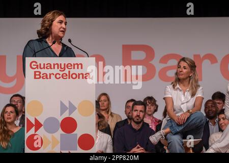 Barcelona, Spanien. 22. April 2023. Bürgermeisterin Ada Colau wird während ihrer Rede gesehen. Der Vizepräsident der spanischen Regierung und Anführer der neuen linken politischen Formation Sumar, Yolanda Díaz, hat an einer politischen Veranstaltung im Vorfeld der Wahlen teilgenommen, die von Barcelona en Comú zur Unterstützung der Wiederwahl des Bürgermeisters Ada Colau organisiert wurde. Kredit: SOPA Images Limited/Alamy Live News Stockfoto