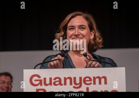 Barcelona, Spanien. 22. April 2023. Bürgermeisterin Ada Colau wird während ihrer Rede gesehen. Der Vizepräsident der spanischen Regierung und Anführer der neuen linken politischen Formation Sumar, Yolanda Díaz, hat an einer politischen Veranstaltung im Vorfeld der Wahlen teilgenommen, die von Barcelona en Comú zur Unterstützung der Wiederwahl des Bürgermeisters Ada Colau organisiert wurde. Kredit: SOPA Images Limited/Alamy Live News Stockfoto