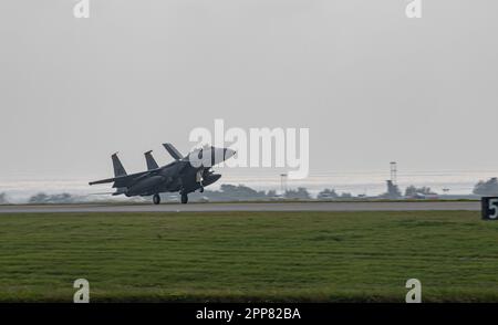 EIN US-AMERIKANISCHER Air Force F-15E Strike Eagle landet am 22. April 2023 auf der Kadena Air Base, Japan, der 391. Kampfgeschwader. Die Strike Eagles kamen vom Luftwaffenstützpunkt Mountain Home, Idaho, an, um durch die schrittweise Rückkehr der F-15C/D Eagles von Kadena in die USA eine kontinuierliche Kampfpräsenz zu gewährleisten Air Force Foto von Tech. Sgt. Micaiah Anthony) Stockfoto