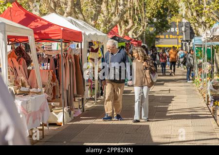 Buenos Aires, Argentinien - 14. April 2023: Seniorenpaar auf einem Jahrmarkt in Argentinien. Stockfoto