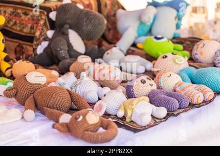 Amigurumi (gestricktes oder gestricktes Stofftier) in einem Stall. Stockfoto