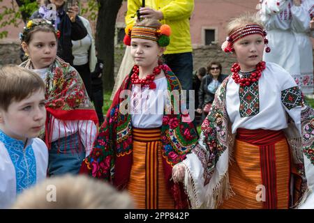 Lemberg, Ukraine. 21. April 2023. Mädchen in ukrainischer Nationalkleidung singen Volkslieder. Trotz des Krieges singen Kinder traditionell Osterlieder - Haivka - nach Ostern. Haivka sind uralte Lieder, mit denen die Menschen den Frühling hervorgerufen haben. Die Leute ziehen nationale Kleidung an, singen, tanzen und haben Spaß. Kredit: SOPA Images Limited/Alamy Live News Stockfoto