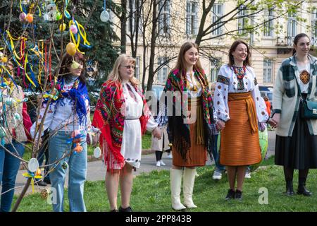 Lemberg, Ukraine. 21. April 2023. Frauen in ukrainischer Nationalkleidung singen Volkslieder. Trotz des Krieges singen Kinder traditionell Osterlieder - Haivka - nach Ostern. Haivka sind uralte Lieder, mit denen die Menschen den Frühling hervorgerufen haben. Die Leute ziehen nationale Kleidung an, singen, tanzen und haben Spaß. Kredit: SOPA Images Limited/Alamy Live News Stockfoto