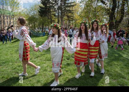 Lemberg, Ukraine. 21. April 2023. Mädchen in ukrainischer Nationalkleidung singen Volkslieder. Trotz des Krieges singen Kinder traditionell Osterlieder - Haivka - nach Ostern. Haivka sind uralte Lieder, mit denen die Menschen den Frühling hervorgerufen haben. Die Leute ziehen nationale Kleidung an, singen, tanzen und haben Spaß. Kredit: SOPA Images Limited/Alamy Live News Stockfoto