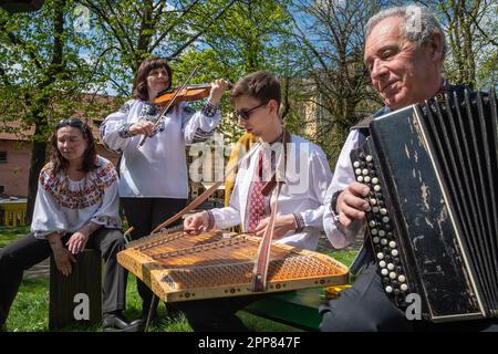 Lemberg, Ukraine. 21. April 2023. Musiker in ukrainischer Kleidung spielen traditionelle Instrumente. Trotz des Krieges singen Kinder traditionell Osterlieder - Haivka - nach Ostern. Haivka sind uralte Lieder, mit denen die Menschen den Frühling hervorgerufen haben. Die Leute ziehen nationale Kleidung an, singen, tanzen und haben Spaß. Kredit: SOPA Images Limited/Alamy Live News Stockfoto
