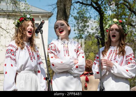 Lemberg, Ukraine. 21. April 2023. Mädchen in ukrainischer Nationalkleidung singen Volkslieder. Trotz des Krieges singen Kinder traditionell Osterlieder - Haivka - nach Ostern. Haivka sind uralte Lieder, mit denen die Menschen den Frühling hervorgerufen haben. Die Leute ziehen nationale Kleidung an, singen, tanzen und haben Spaß. Kredit: SOPA Images Limited/Alamy Live News Stockfoto