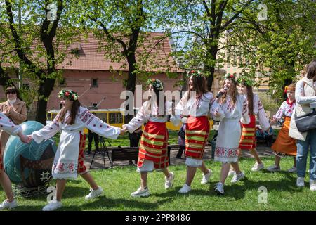 Lemberg, Ukraine. 21. April 2023. Mädchen in ukrainischer Nationalkleidung singen Volkslieder. Trotz des Krieges singen Kinder traditionell Osterlieder - Haivka - nach Ostern. Haivka sind uralte Lieder, mit denen die Menschen den Frühling hervorgerufen haben. Die Leute ziehen nationale Kleidung an, singen, tanzen und haben Spaß. Kredit: SOPA Images Limited/Alamy Live News Stockfoto