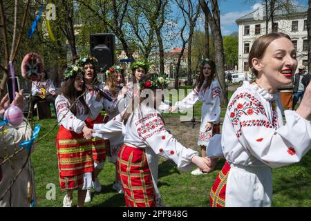 Lemberg, Ukraine. 21. April 2023. Mädchen in ukrainischer Nationalkleidung singen Volkslieder. Trotz des Krieges singen Kinder traditionell Osterlieder - Haivka - nach Ostern. Haivka sind uralte Lieder, mit denen die Menschen den Frühling hervorgerufen haben. Die Leute ziehen nationale Kleidung an, singen, tanzen und haben Spaß. Kredit: SOPA Images Limited/Alamy Live News Stockfoto