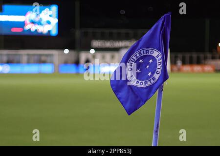 Belo Horizonte, Brasilien. 22. April 2023. MG - BELO HORIZONTE - 04/22/2023 - BRASILEIRO A 2023, CRUZEIRO X GREMIO - Blick auf die Cruzeiro-Flagge im Independencia-Stadion für das Spiel zwischen Cruzeiro und Gremio für die BRAZILEIRO A 2023-Meisterschaft. Foto: Gilson Junio/AGIF/Sipa USA Kredit: SIPA USA/Alamy Live News Stockfoto