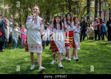Lemberg, Ukraine. 21. April 2023. Mädchen in ukrainischer Nationalkleidung singen Volkslieder. Trotz des Krieges singen Kinder traditionell Osterlieder - Haivka - nach Ostern. Haivka sind uralte Lieder, mit denen die Menschen den Frühling hervorgerufen haben. Die Leute ziehen nationale Kleidung an, singen, tanzen und haben Spaß. (Foto: Olena Znak/SOPA Images/Sipa USA) Guthaben: SIPA USA/Alamy Live News Stockfoto