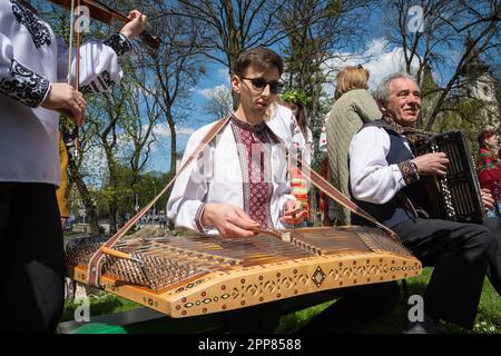 Lemberg, Ukraine. 21. April 2023. Musiker in ukrainischer Kleidung spielen traditionelle Instrumente. Trotz des Krieges singen Kinder traditionell Osterlieder - Haivka - nach Ostern. Haivka sind uralte Lieder, mit denen die Menschen den Frühling hervorgerufen haben. Die Leute ziehen nationale Kleidung an, singen, tanzen und haben Spaß. (Foto: Olena Znak/SOPA Images/Sipa USA) Guthaben: SIPA USA/Alamy Live News Stockfoto
