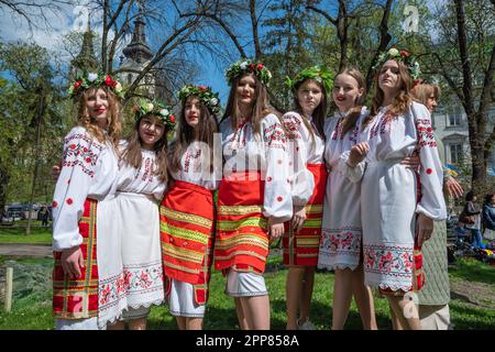 Lemberg, Ukraine. 21. April 2023. Mädchen in ukrainischer Nationalkleidung singen Volkslieder. Trotz des Krieges singen Kinder traditionell Osterlieder - Haivka - nach Ostern. Haivka sind uralte Lieder, mit denen die Menschen den Frühling hervorgerufen haben. Die Leute ziehen nationale Kleidung an, singen, tanzen und haben Spaß. (Foto: Olena Znak/SOPA Images/Sipa USA) Guthaben: SIPA USA/Alamy Live News Stockfoto