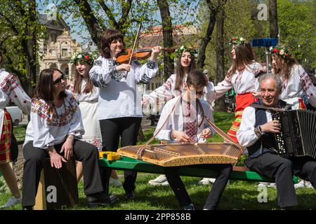 Lemberg, Ukraine. 21. April 2023. Musiker in ukrainischer Kleidung spielen traditionelle Instrumente. Trotz des Krieges singen Kinder traditionell Osterlieder - Haivka - nach Ostern. Haivka sind uralte Lieder, mit denen die Menschen den Frühling hervorgerufen haben. Die Leute ziehen nationale Kleidung an, singen, tanzen und haben Spaß. (Foto: Olena Znak/SOPA Images/Sipa USA) Guthaben: SIPA USA/Alamy Live News Stockfoto