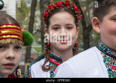 Lemberg, Ukraine. 21. April 2023. Porträt von Mädchen in ukrainischer Nationalkleidung. Trotz des Krieges singen Kinder traditionell Osterlieder - Haivka - nach Ostern. Haivka sind uralte Lieder, mit denen die Menschen den Frühling hervorgerufen haben. Die Leute ziehen nationale Kleidung an, singen, tanzen und haben Spaß. (Foto: Olena Znak/SOPA Images/Sipa USA) Guthaben: SIPA USA/Alamy Live News Stockfoto