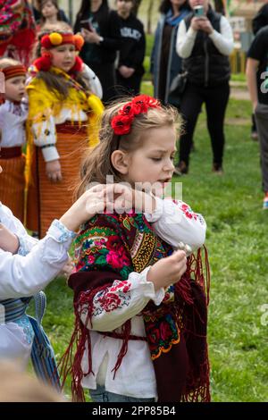 Lemberg, Ukraine. 21. April 2023. Mädchen in ukrainischer Kleidung singen Volkslieder Trotz des Krieges singen Kinder traditionell Osterlieder - Haivka - nach Ostern. Haivka sind uralte Lieder, mit denen die Menschen den Frühling hervorgerufen haben. Die Leute ziehen nationale Kleidung an, singen, tanzen und haben Spaß. (Foto: Olena Znak/SOPA Images/Sipa USA) Guthaben: SIPA USA/Alamy Live News Stockfoto