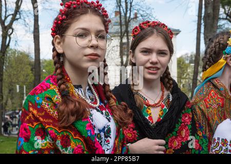 Lemberg, Ukraine. 21. April 2023. Mädchen in ukrainischer Nationalkleidung singen Volkslieder. Trotz des Krieges singen Kinder traditionell Osterlieder - Haivka - nach Ostern. Haivka sind uralte Lieder, mit denen die Menschen den Frühling hervorgerufen haben. Die Leute ziehen nationale Kleidung an, singen, tanzen und haben Spaß. (Foto: Olena Znak/SOPA Images/Sipa USA) Guthaben: SIPA USA/Alamy Live News Stockfoto