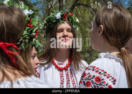 Lemberg, Ukraine. 21. April 2023. Mädchen in ukrainischer Nationalkleidung singen Volkslieder. Trotz des Krieges singen Kinder traditionell Osterlieder - Haivka - nach Ostern. Haivka sind uralte Lieder, mit denen die Menschen den Frühling hervorgerufen haben. Die Leute ziehen nationale Kleidung an, singen, tanzen und haben Spaß. (Foto: Olena Znak/SOPA Images/Sipa USA) Guthaben: SIPA USA/Alamy Live News Stockfoto