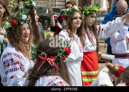 Lemberg, Ukraine. 21. April 2023. Mädchen in ukrainischer Nationalkleidung singen Volkslieder. Trotz des Krieges singen Kinder traditionell Osterlieder - Haivka - nach Ostern. Haivka sind uralte Lieder, mit denen die Menschen den Frühling hervorgerufen haben. Die Leute ziehen nationale Kleidung an, singen, tanzen und haben Spaß. (Foto: Olena Znak/SOPA Images/Sipa USA) Guthaben: SIPA USA/Alamy Live News Stockfoto