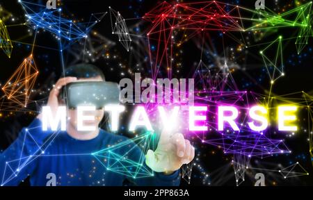 Metaversion. Ein Mann mit VR-Brille tritt durch eine Brille in den Metaverse ein. Der Einsatz von Virtual- und Augmented-Reality-Technologie. Das Internet als Song Stockfoto