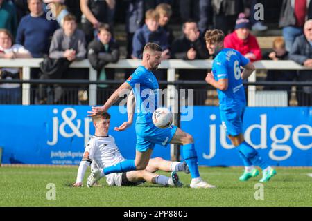 Bromley, Vereinigtes Königreich, am 22. April 2023. Chesterfield Mittelfeldspieler Ryan Colclough (10) stellte den Mittelfeldspieler Kellen Fisher (35) des Bromley FC gegen Chesterfield FC, National League-Spiel in Hayes Lane, Bromley, Großbritannien, am 22. April 2023 auf Credit: Every Second Media/Alamy Live News Stockfoto
