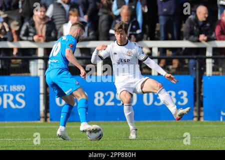 Bromley, Vereinigtes Königreich, am 22. April 2023. Chesterfield Mittelfeldspieler Ryan Colclough (10) Bromley FC Mittelfeldspieler Billy Bingham (4) während des Spiels Bromley FC gegen Chesterfield FC, National League in Hayes Lane, Bromley, Großbritannien, am 22. April 2023. Credit: Every Second Media/Alamy Live News Stockfoto