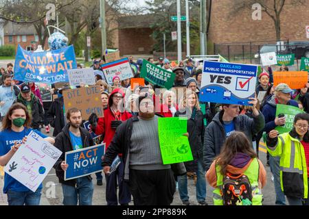 Royal Oak, Michigan, USA. 22. April 2022. Der Earth Day Climate March in Oakland County (Michigan) lockte Hunderte von Menschen in den Vorstädten Detroits an, die Maßnahmen zur Bekämpfung des Klimawandels forderten. Kredit: Jim West/Alamy Live News Stockfoto