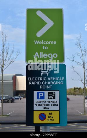 Schild am Schnellladestation Allego A5 im Stadion MK, Milton Keynes: „Welcome to Allego, Electric Vehicle Rapid Charging Point“ (Willkommen in Allego, Schnellladestation für Elektrofahrzeuge). Stockfoto