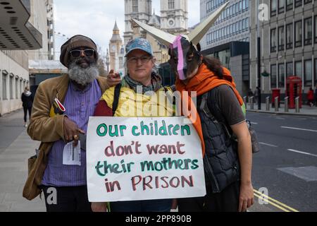 London, Großbritannien. 22. April 2023. Klimaaktivisten bereiten sich auf die Teilnahme an einem Artenmarsch vor, um den Tag der Erde am zweiten von vier Tagen der von Extinction Rebellion (XR) organisierten Big One Klimaproteste zu feiern. Die Organisatoren erwarten, dass die Proteste, die von einer Koalition von über 200 Organisationen unterstützt werden, die größten jemals durchgeführten Klimaproteste im Vereinigten Königreich sein werden. Kredit: Mark Kerrison/Alamy Live News Stockfoto