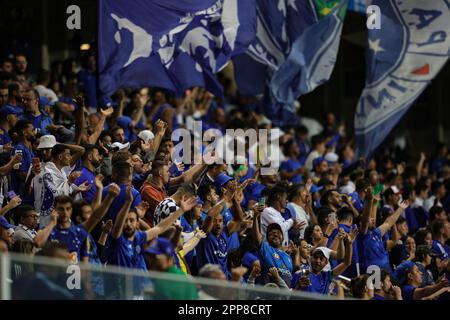 Belo Horizonte, Brasilien. 22. April 2023. MG - BELO HORIZONTE - 04/22/2023 - BRAZILEIRO A 2023, CRUZEIRO X GREMIO - Cruzeiro Fans während eines Spiels gegen Gremio im Independencia Stadion für DIE BRASILIANISCHE A 2023 Meisterschaft. Foto: Gilson Junio/AGIF/Sipa USA Kredit: SIPA USA/Alamy Live News Stockfoto