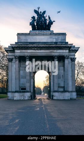 Sonnenaufgang über Wellington Arch, Hyde Park Corner U-Bahnstation, London, England Stockfoto