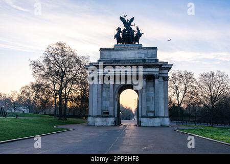 Sonnenaufgang über Wellington Arch, Hyde Park Corner U-Bahnstation, London, England Stockfoto