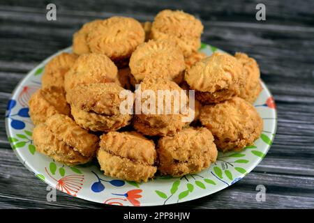 Ein Haufen traditioneller arabischer Kekse zur Feier der islamischen Feiertage des El-Fitr Festes, Petit Four Bäckerei (Mignardises) gefüllt mit Marmelade, ein kleines B Stockfoto