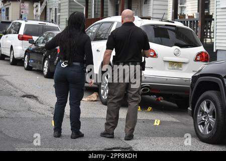 Paterson, Usa. 22. April 2023. Polizisten sehen sich den Tatort an. Samstagnachmittag wurde gegen eine Schießerei in der Beech Street ermittelt. Auf dem Boden wurden Patronenhülsen vorgefunden, und es wurden keine Verletzungen gemeldet. Die Polizei von Paterson sperrte die Straße für eine Weile, während sie den Tatort in der Beech Street untersuchten. Kredit: SOPA Images Limited/Alamy Live News Stockfoto