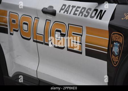 Paterson, Usa. 22. April 2023. Das Polizeifahrzeug von Paterson blockiert den Tatort für den Fahrzeugverkehr. Samstagnachmittag wurde gegen eine Schießerei in der Beech Street ermittelt. Auf dem Boden wurden Patronenhülsen vorgefunden, und es wurden keine Verletzungen gemeldet. Die Polizei von Paterson sperrte die Straße für eine Weile, während sie den Tatort in der Beech Street untersuchten. Kredit: SOPA Images Limited/Alamy Live News Stockfoto