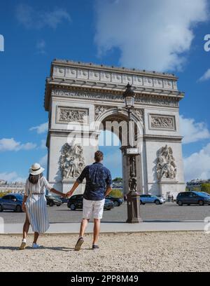 Ein Paar auf einer Städtereise in Paris und besucht die Avenue des Champs Elysees Paris Frankreich Triumphbogen. Männer und Frauen besuchen im Sommer den Arc de Triomphe in Paris Stockfoto